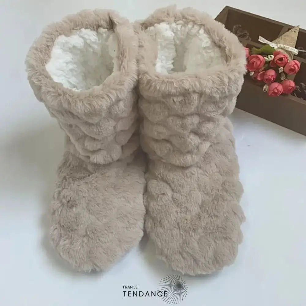 Pantoufles montantes beiges à texture duveteuse et doublure blanche