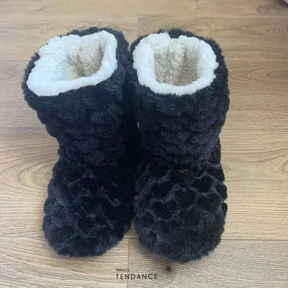 Chaussons bottines noirs à intérieur blanc duveteux